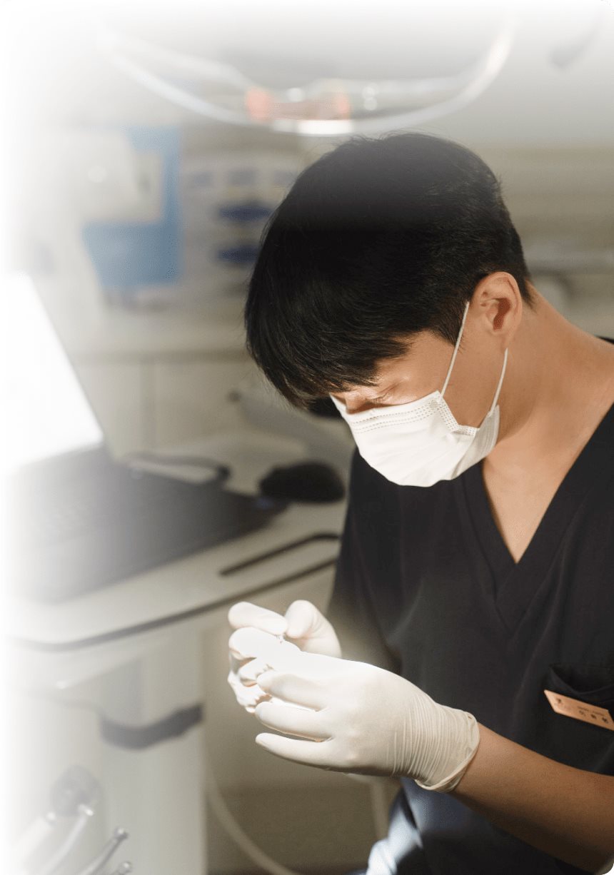 광주 수완지구 오후의치과 대표원장 진료 모습